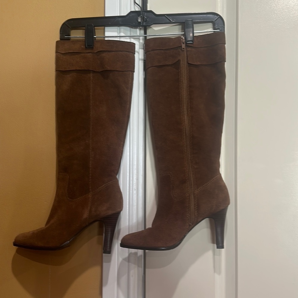 Knee high suede boots in very good condition.  Súper confortable.